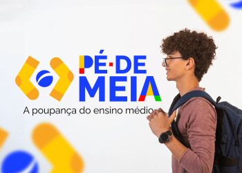 Jovem estudante de perfil com mochila escolar e logotipo oficial do Pé-de-Meia ao fundo.