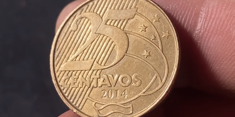 Moeda de 25 centavos brasileira do ano de 2014, cor bronze, com destaque para o número 25 e as estrelas do Cruzeiro do Sul sobre linhas diagonais.