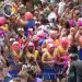 Foliões fantasiados participam de bloco de Carnaval durante festa de rua no Brasil em celebração ao Carnaval.
