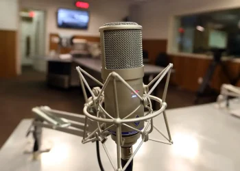 Close de microfone profissional em estúdio de gravação de áudio com fundo desfocado