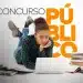 Candidata deitada estudando com notebook e livros para concurso público