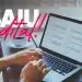 Mãos digitando em notebook com tela de checklist, café ao lado e texto “SAIU edital!” em destaque.