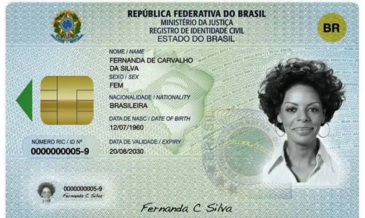 Modelo da nova Carteira de Identidade Nacional CIN com chip dados pessoais foto e brasão da República Federativa do Brasil