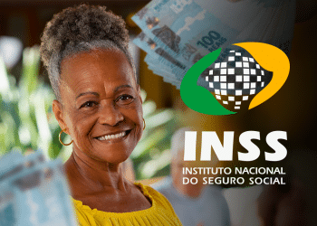 Mulher idosa sorrindo vestindo blusa amarela com logo do INSS Instituto Nacional do Seguro Social e notas de cem reais ao fundo.