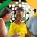 Imagem de três pessoas idosas sorrindo e se divertindo juntas, simbolizando a felicidade dos beneficiários do INSS com o reajuste de 2026.