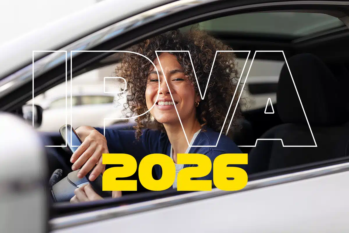 IPVA 2026 quando pagar? Proprietária sorridente de veículo, representando o pagamento do IPVA 2026.