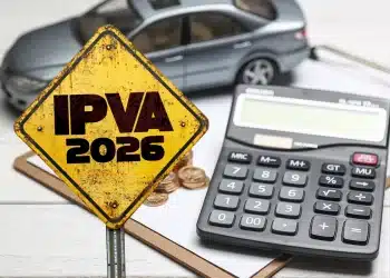Placa de trânsito com a inscrição IPVA 2026, calculadora e carro representando o pagamento do imposto.