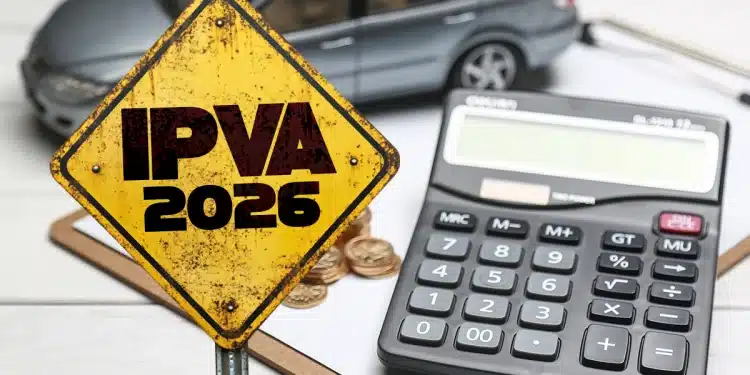Placa de trânsito com a inscrição IPVA 2026, calculadora e carro representando o pagamento do imposto.