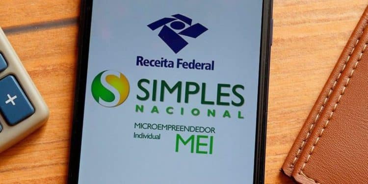 Ilustração do aplicativo MEI, mostrando o logo do Simples Nacional e Receita Federal, representando a contribuição mensal dos microempreendedores.