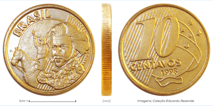 Moeda dourada de 10 centavos de 1998: o anverso com a efígie de Dom Pedro I, o reverso com o valor nominal e o perfil da borda serrilhada.