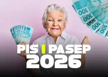 Idosa feliz segurando dinheiro em cédulas de 100 reais com texto PIS PASEP 2026 ao fundo
