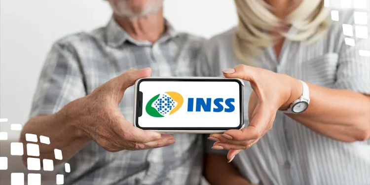 Imagem de dois idosos segurando um celular com a logo do INSS.