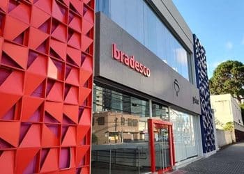 Fachada moderna de agência Bradesco onde ocorre processo seletivo com vagas abertas.
