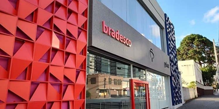 Fachada moderna de agência Bradesco onde ocorre processo seletivo com vagas abertas.