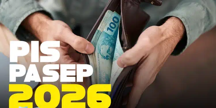 Close nas mãos de um trabalhador abrindo uma carteira de couro com diversas notas de 100 reais; no canto inferior esquerdo, o texto gráfico "PIS PASEP 2026" em branco e amarelo.