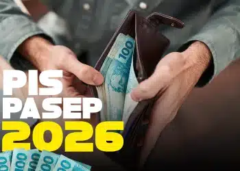 Pessoa retirando notas de R$100 de uma carteira, simbolizando o Abono Salarial PIS/Pasep 2026.