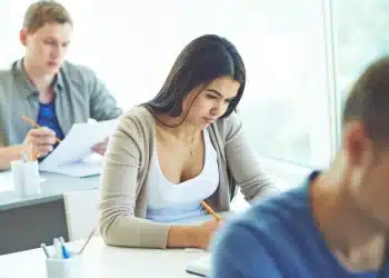 Candidatos concentrados realizando prova de processo seletivo para Prefeitura de Taciba SP