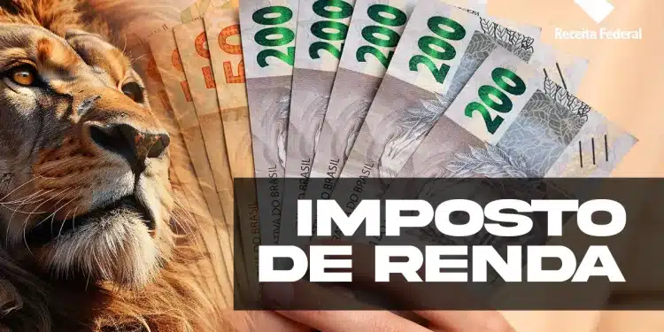 Mão segurando cédulas de dinheiro com ilustração de leão e logo Receita Federal destacando imposto de renda