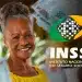 Idosa sorridente segurando cédulas de dinheiro com logo do INSS ao lado