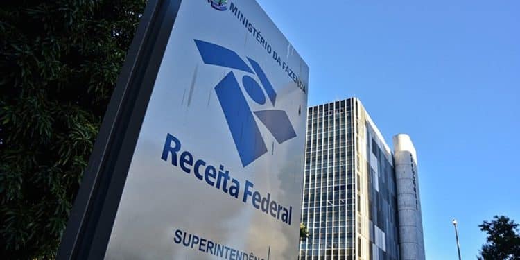 Fachada do prédio da Superintendência da Receita Federal do Brasil com logo oficial do órgão