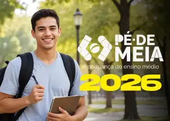 Jovem estudante sorridente com mochila e caderno em área arborizada ao lado do logotipo Pé-de-Meia 2026