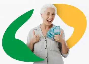 Idosa feliz segurando dinheiro com os dois polegares para cima, representando a notícia sobre o INSS.