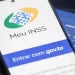 Aplicativo Meu INSS exibido em um celular com a opção de login via gov.br, ao lado de um cartão Visa.