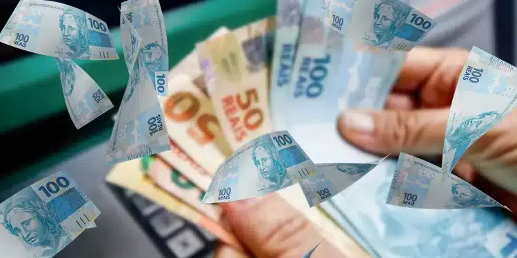 Cédulas de 100 e 50 reais sendo manuseadas, com notas de 100 reais flutuando, representando o impacto do reajuste do salário mínimo.
