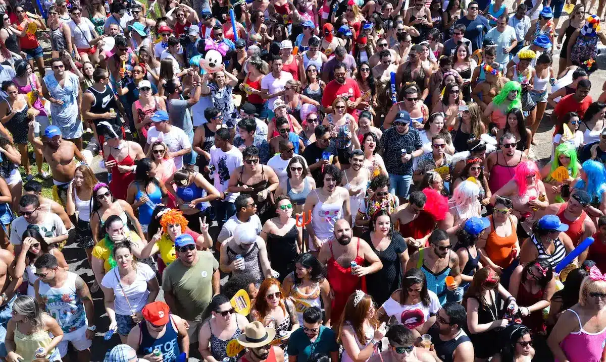Multidão de foliões participa de festa de Carnaval em bloco de rua no Brasil.