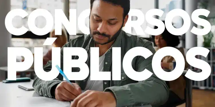 Homem estudando e fazendo anotações com marca-texto em ambiente de estudos com texto Concursos Públicos em destaque.