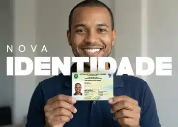 Homem segurando a nova Carteira de Identidade Nacional com padrão unificado no Brasil.