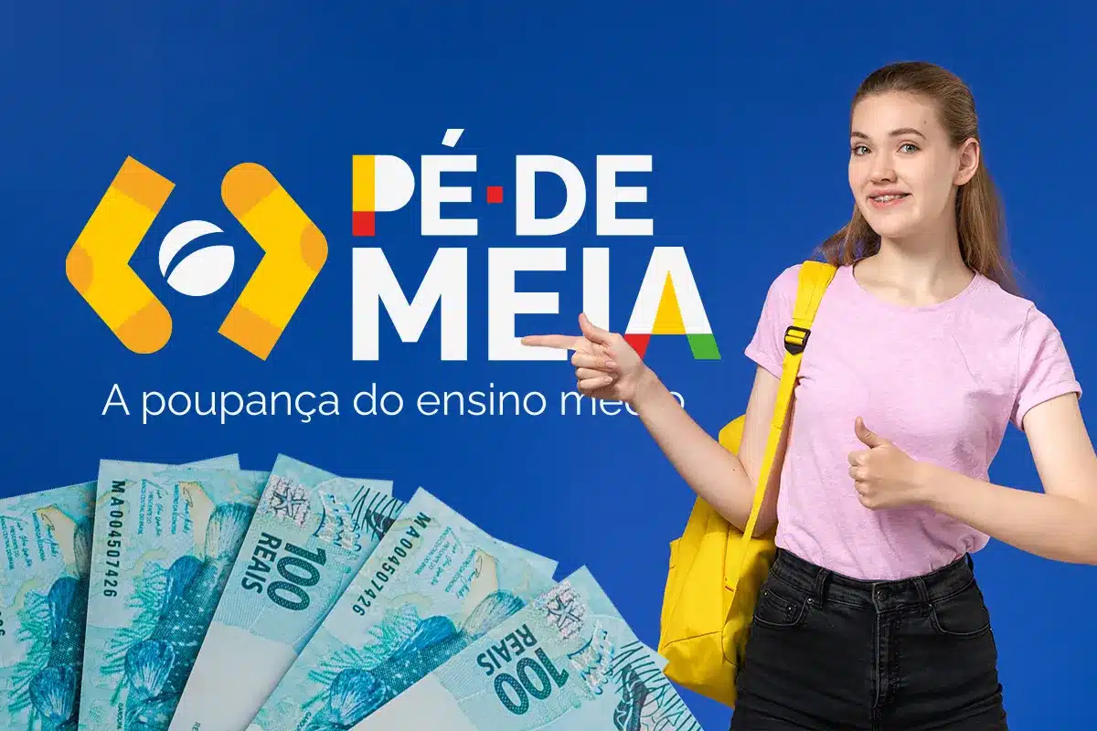 Jovem estudante de camiseta rosa e mochila amarela sorrindo e apontando para o logotipo do programa Pé-de-Meia, com notas de 100 reais dispostas na base da imagem sobre um fundo azul.