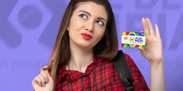 Mulher com cabelo longo segurando um cartão de benefício do programa Pé-de-Meia, com fundo roxo e o logotipo do programa.