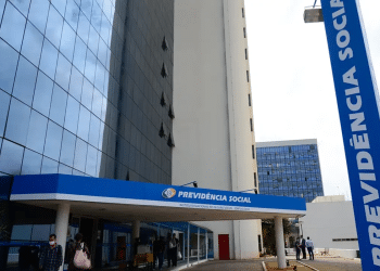 Fachada do prédio da Previdência Social com letreiro azul do Instituto Nacional do Seguro Social.
