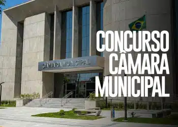 Fachada da Câmara Municipal com letreiro e bandeira do Brasil, divulgação de concurso público.