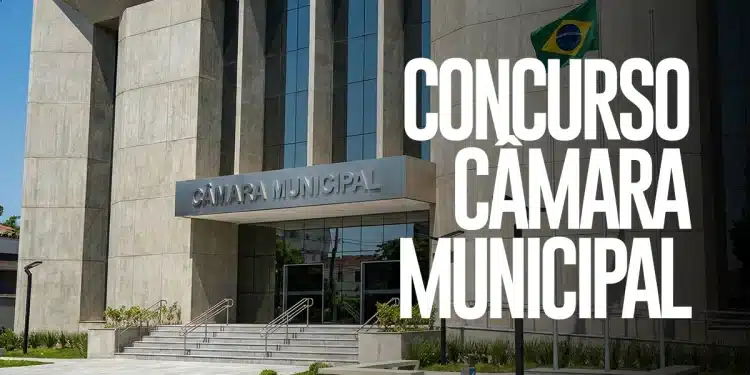 Fachada da Câmara Municipal com letreiro e bandeira do Brasil, divulgação de concurso público.