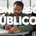 Homem concentrado escrevendo em mesa de estudos com texto concursos públicos ao fundo