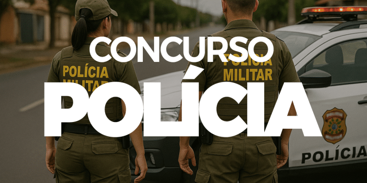 Policiais militares em uniforme verde oliva em frente a viatura com texto Concurso sobreposto