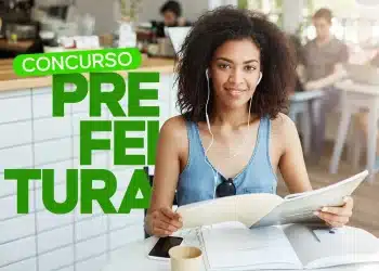 Jovem estudando edital de concurso público da prefeitura com materiais de estudo e fones de ouvido