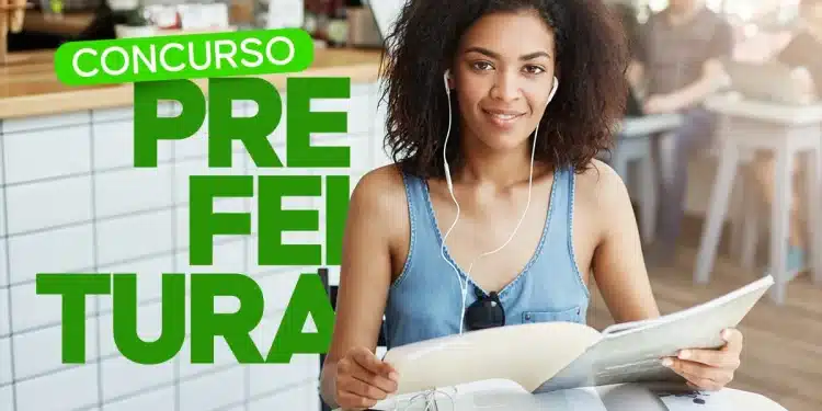 Jovem estudando edital de concurso público da prefeitura com materiais de estudo e fones de ouvido