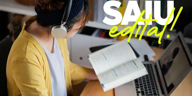 Mulher estudando em casa para concurso público com fones de ouvido. Edital com mais de 700 vagas e salários até R$ 5,9 mil.