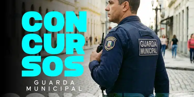 Guarda municipal em serviço na rua, com uniforme azul e rádio comunicador na mão.