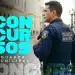 Guarda municipal em serviço na rua, com uniforme azul e rádio comunicador na mão.