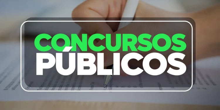 Pessoa escrevendo em um formulário para concurso público, com foco em uma mão segurando uma caneta, com o título 'Concursos Públicos' em destaque.