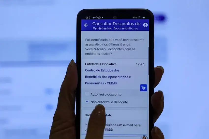 Tela do aplicativo Meu INSS mostrando opção para contestar descontos de entidades associativas.