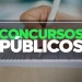 Close de uma mão marcando respostas em uma prova, mostrando a concentração e o esforço para conquistar uma vaga no concurso da Prefeitura de Porecatu