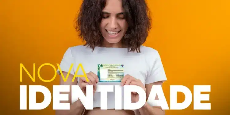 Mulher sorrindo e segurando sua nova Carteira de Identidade Nacional (CIN) com fundo amarelo, destacando a importância do atendimento prioritário para mulheres no Detran.