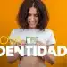 Mulher sorrindo e segurando sua nova Carteira de Identidade Nacional (CIN) com fundo amarelo, destacando a importância do atendimento prioritário para mulheres no Detran.
