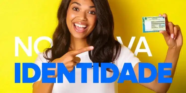 Mulher sorridente mostrando a nova Carteira de Identidade Nacional com fundo amarelo.