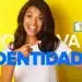 Mulher sorridente mostrando a nova Carteira de Identidade Nacional com fundo amarelo.